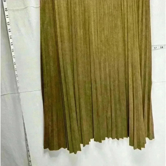 Excellent Cond, DKNY, Velvet-like pleated skirt w/ elastic waistband. Green - Picture 13 of 14